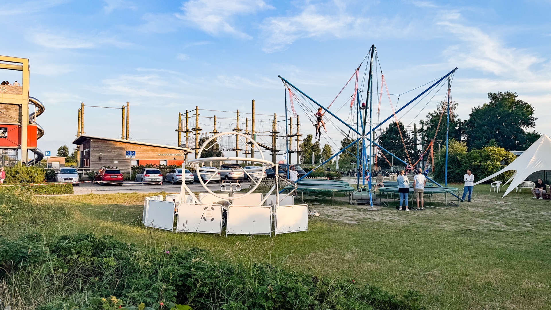 Familie springt fröhlich am Strand von Grömitz