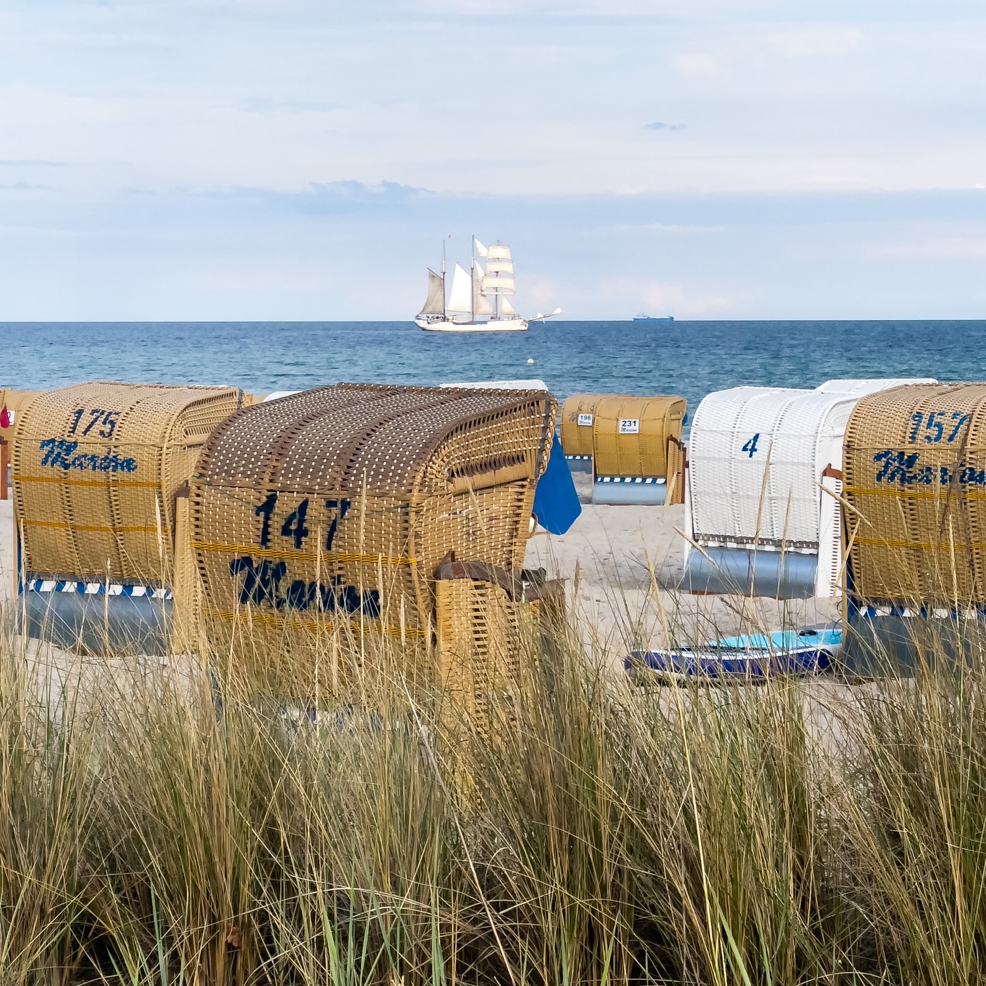Strandkorb am Strand von Grömitz mit Promenade im Hintergrund