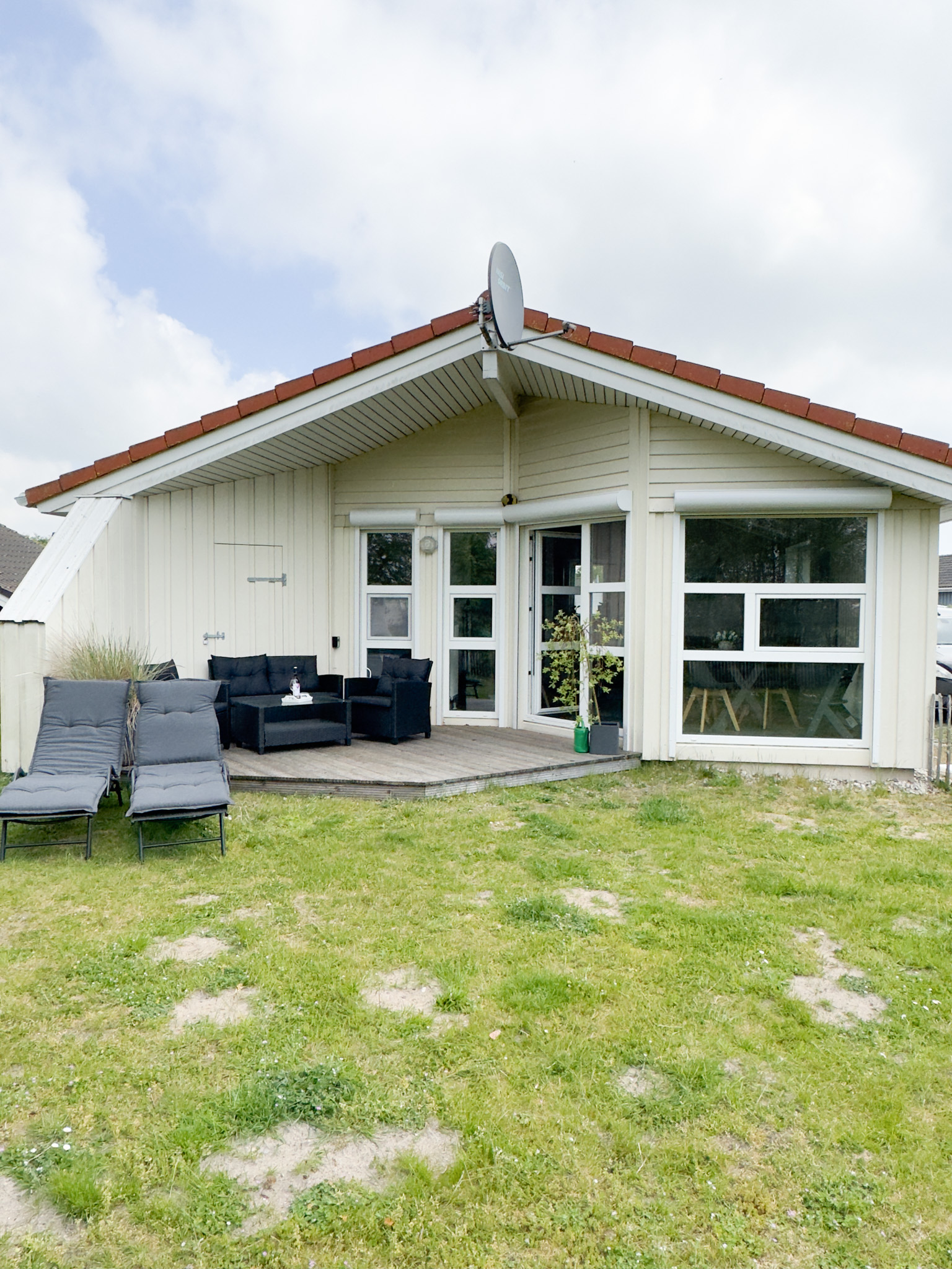 Rückseite des Hauses mit Terrasse