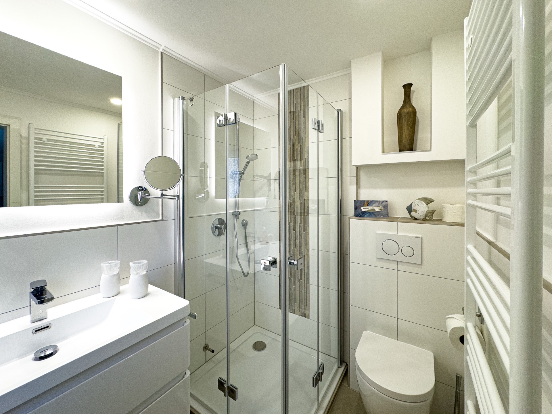 Helles Badezimmer mit Dusche