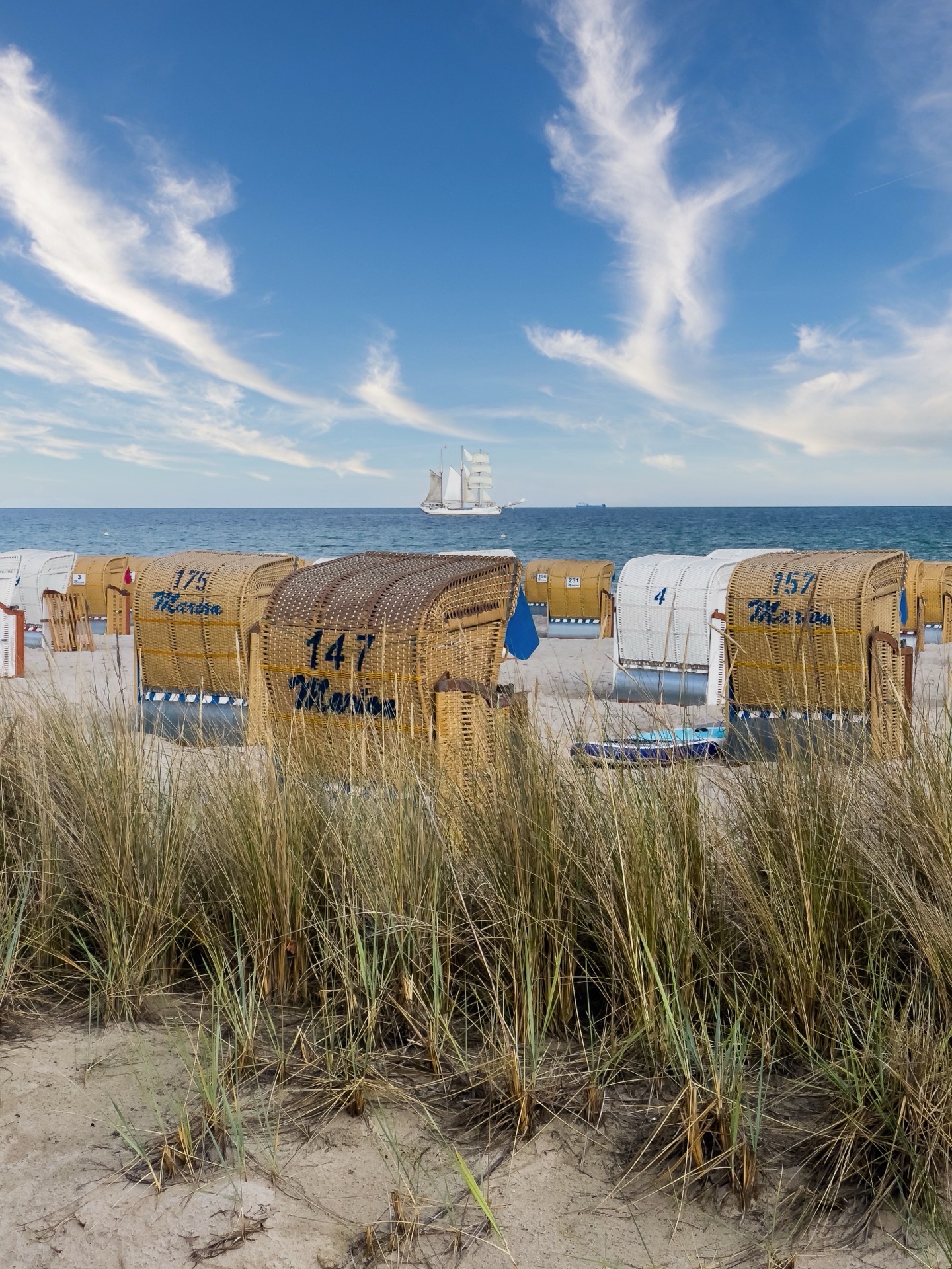 Einsamer Sandstrand an der Ostsee bei Sonnenuntergang
