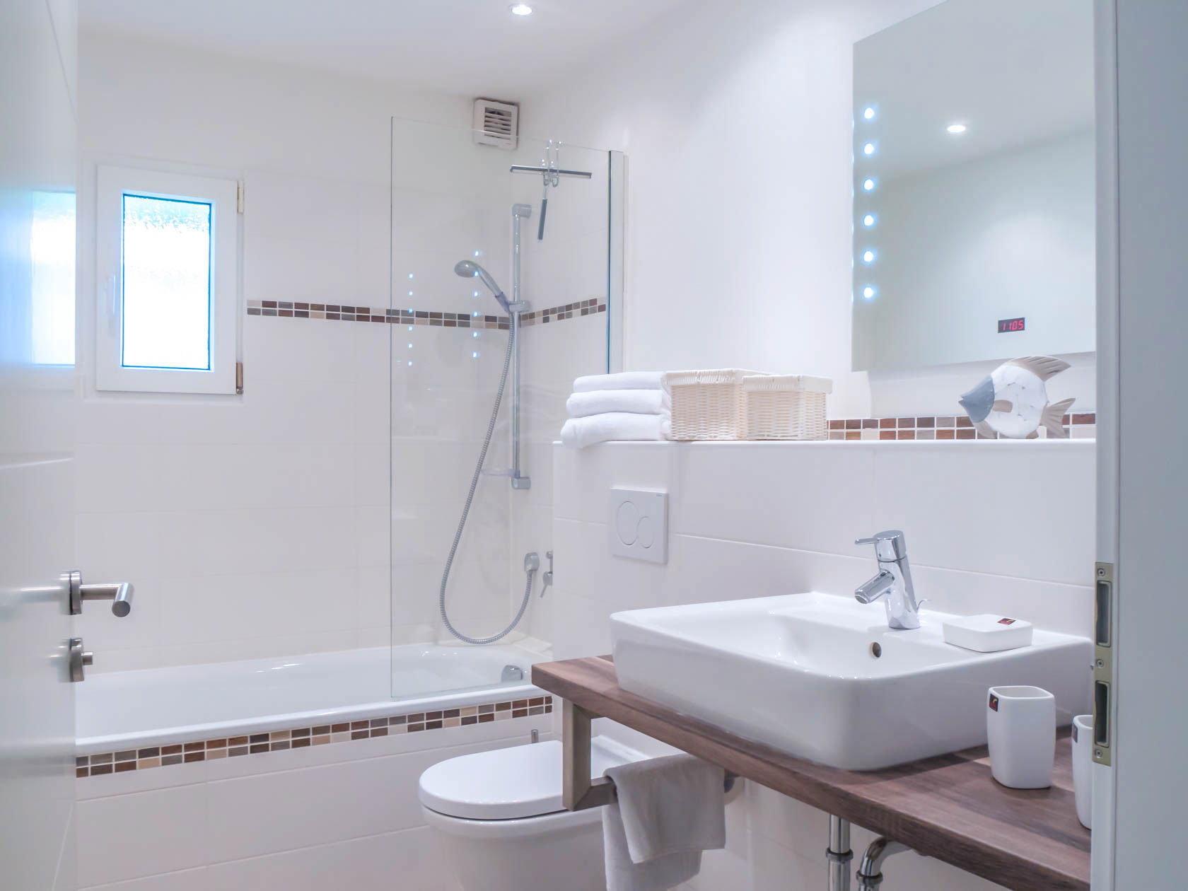 Modernes Badezimmer mit Dusche