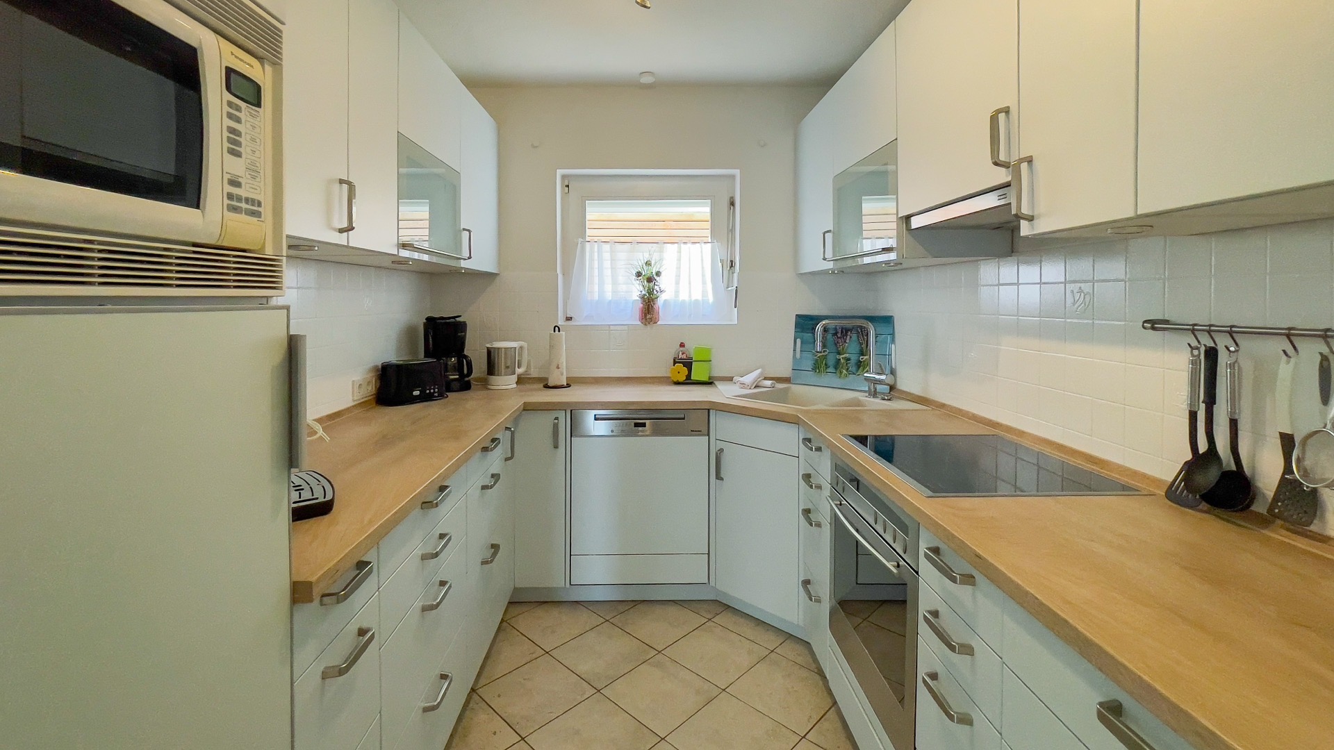 Moderne, voll ausgestattete Küche