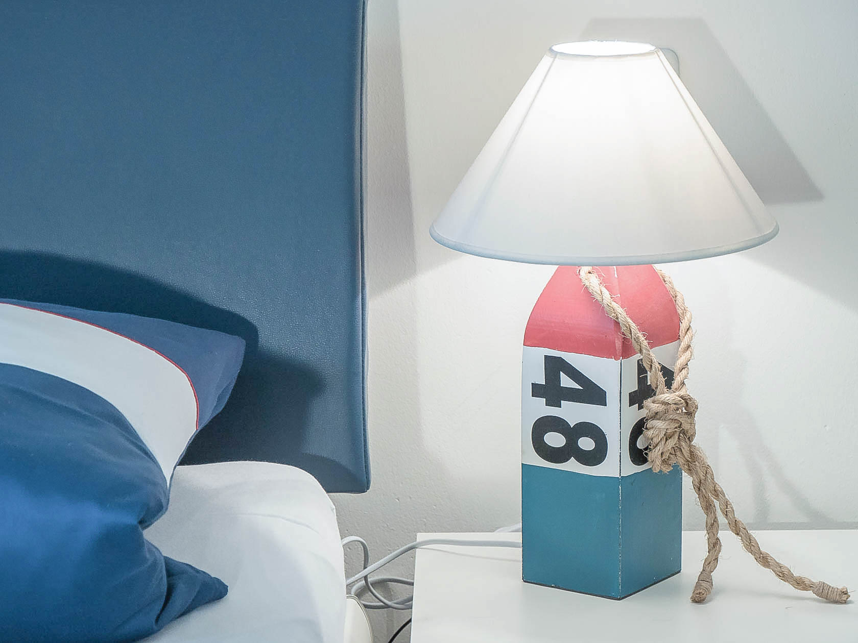 Stilvolle Lampe im Wohnbereich